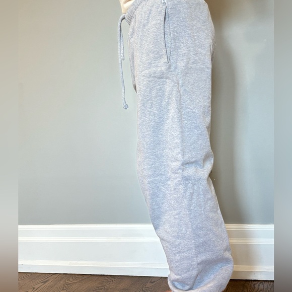Grey sweatpants from aritzia, fleeced, unisex - Picture 4 of 6